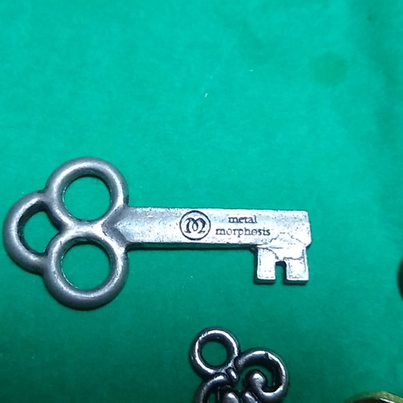 Pendants and pins. - Picture 4 of 6